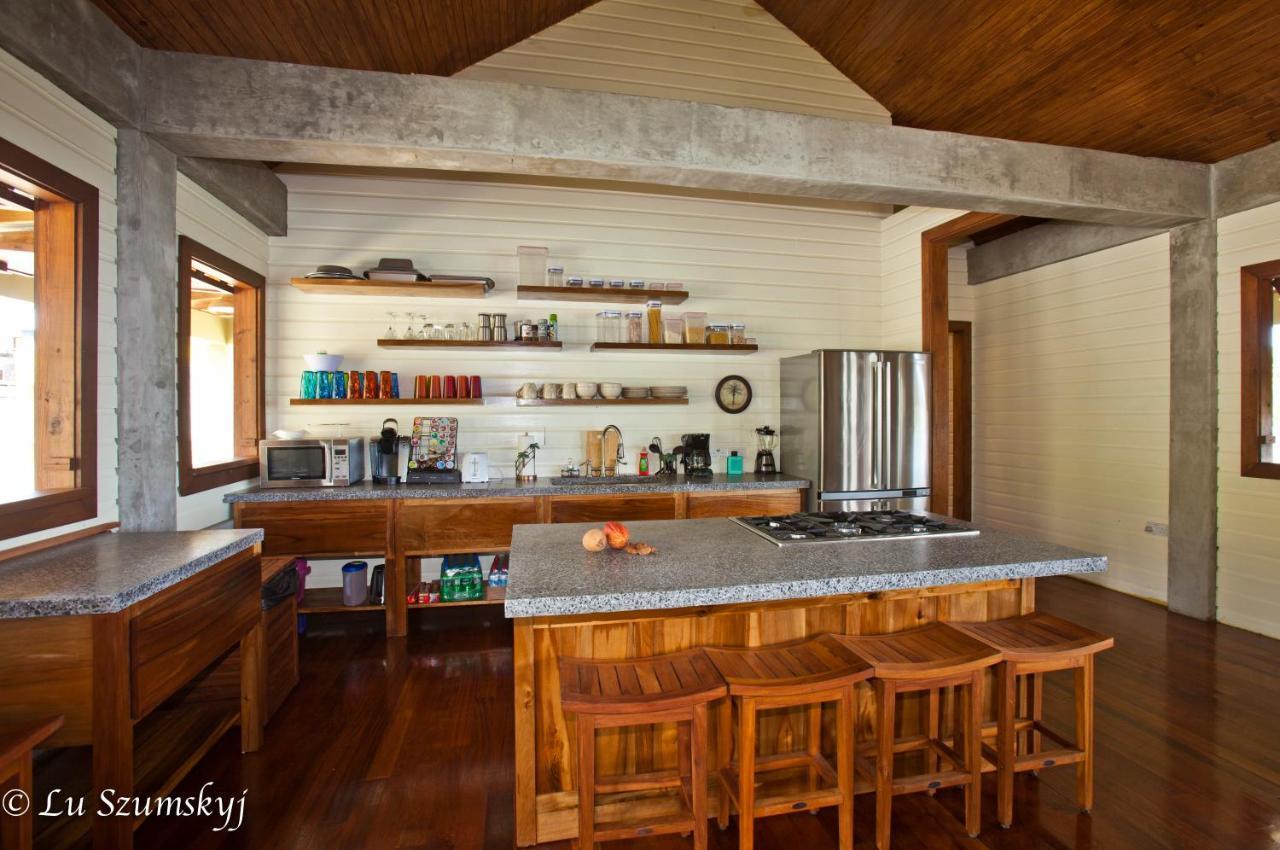 Pagua Bay House - Oceanfront Cabana'S Marigot Eksteriør billede